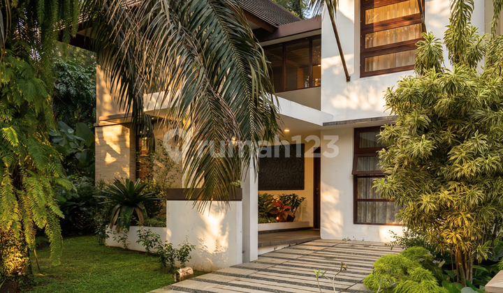 Dijual Rumah Full Furnished SHM di Cluster Versailles Residence