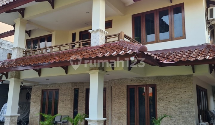 Rumah Bagus dan Luas 2 Lantai, Siap Huni, Pool, Furnished SHM di Kemang