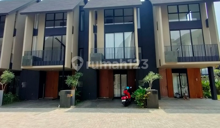 Rumah Kontemporer Baru dan Mewah 3 Lantai Dalam Perumahan dengan Fasilitas Pool dan Taman Bermain Anak, SHM