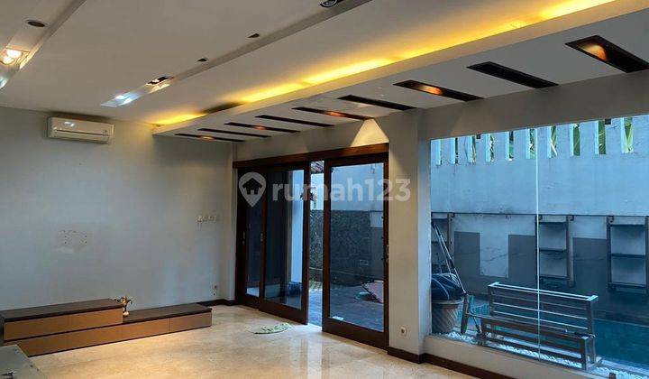 Town House Luas dan Mewah 2LT Furnished dengan Kolam Renang 2