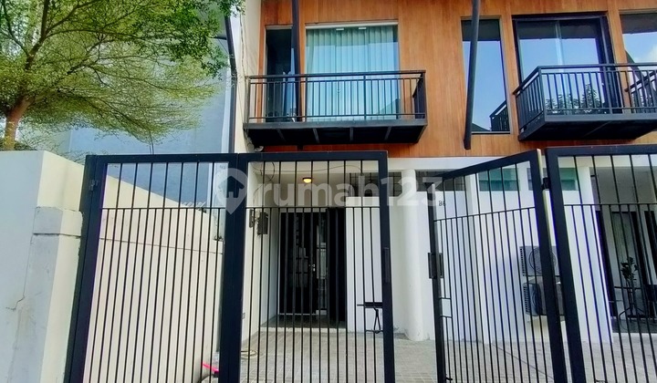 Rumah  Bagus SIap Huni 3 lantai desain Open Plan, SHM di Cilandak