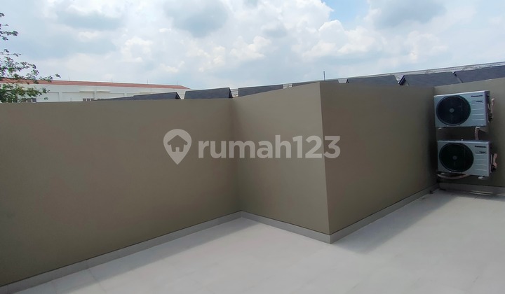 New and Luxurious 3-Story Contemporary House in a Housing Complex with Pool and Children's Playground Facilities, Freehold Certificate 2