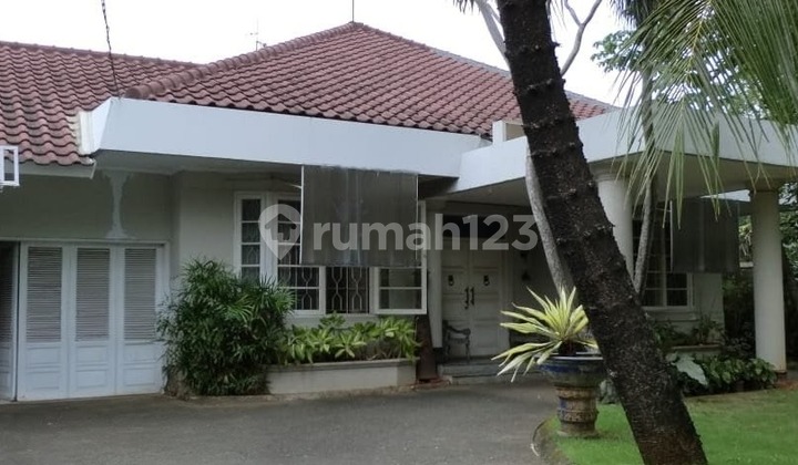 Rumah Luas dan Besar dengan Taman dan Halaman Luas di Kemang Jakarta Selatan