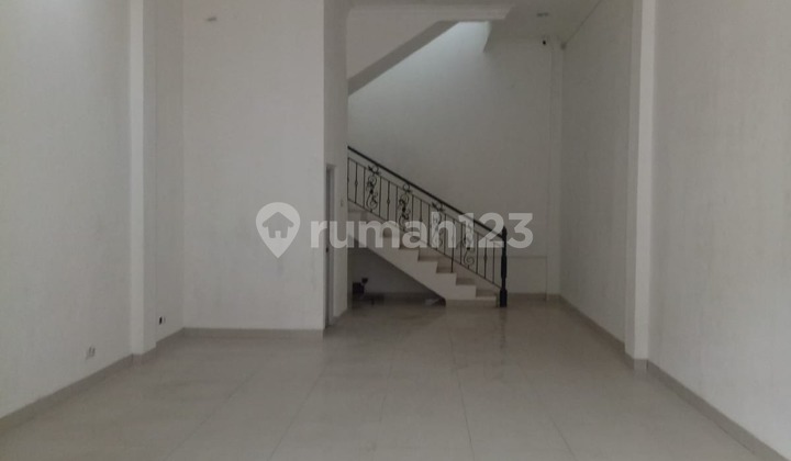3 1/2 Storey Nice Shop House in East Pejaten with SHM + Building Permit for Business Use 2