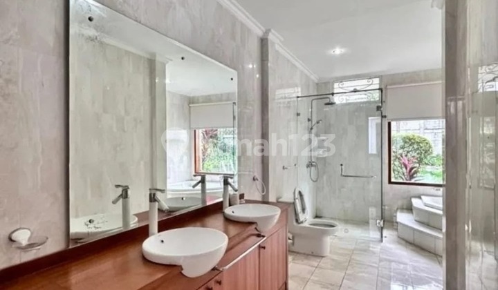 Di Jual Rumah Mewah & Luas 1,5 Lantai, Kokoh, Siap Huni, Asri, Nyaman, di Kemang, SHM 2