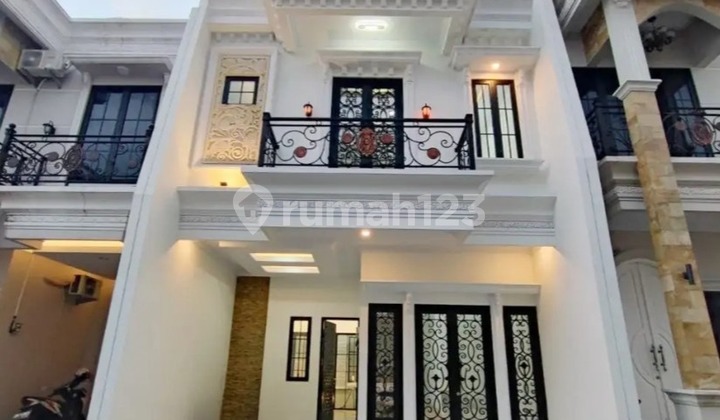 Modern Minimalist 3-Story Luxury and New Cluster in Ragunan with SHM (Freehold Title) Modern Minimalist 3-Story Luxury and New Cluster in Ragunan with SHM (Freehold Title)