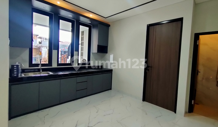 Dijual Rumah di Jagakarsa 3 Lantai Dekat Pusat Perbelanjaan