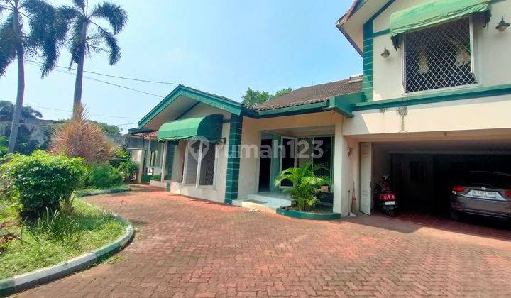 Rumah 2 Lantai Mewah, Luas, Asri, Nyaman, Pool dan Taman Luas  1