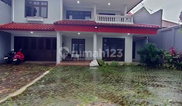 Rumah Sewa 2 Lantai, Bagus, Kokoh, Asri, Nyaman Luas Parkiran dan Halaman, Pool