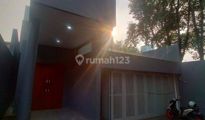 Rumah Modern 2LT Mewah, Kolam Renang, Siap Huni di Cilandak  1