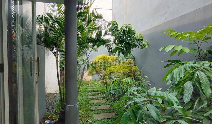 Rumah Modern 2 Lt Dengan Taman Hijau Nyaman Dan Asri,siap Huni  2