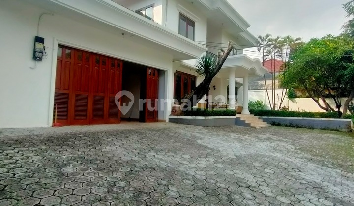 Hunian Mewah 2 LT, Halaman dan Pool Luas, SHM, Semi Furnished Hunian Mewah 2 LT, Halaman dan Pool Luas, SHM, Semi Furnished