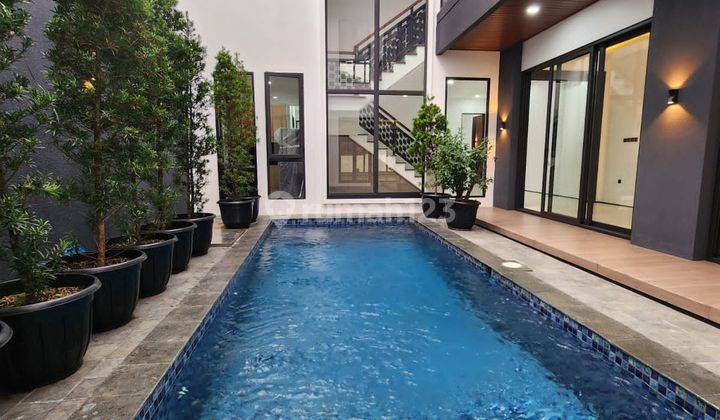 Rumah 2 Lantai Bagus Semi Furnished SHM di Kemang 2