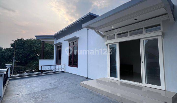 Rumah Hook dengan Kolam Renang Perumahan Asri di Cinere 2