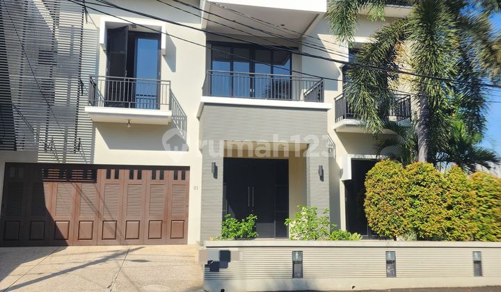 Rumah di Cipete Dengan Kolam Renang Taman Luas 