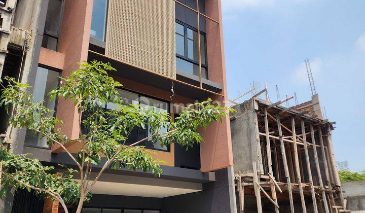 Townhouse Eksklusif 3 Lantai di Lokasi Premium 1