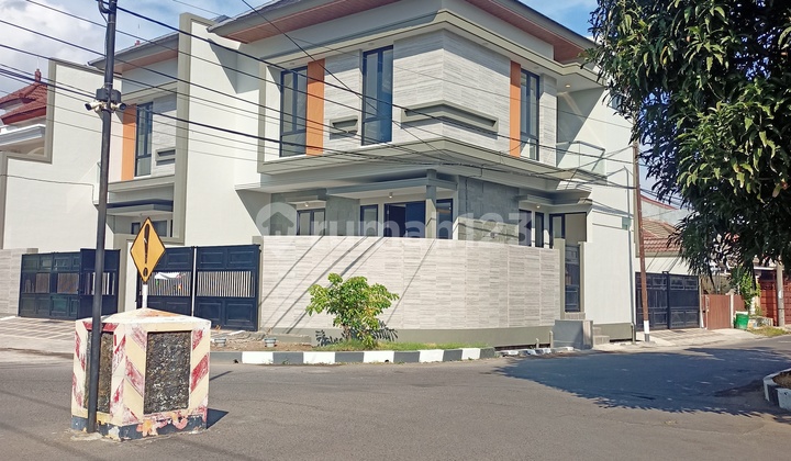 Rumah Hook Baru Gress ,Row Jalan Lebar di Nginden Intan Timur