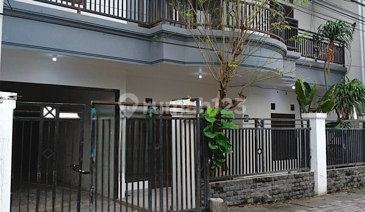 RUMAH BESAR , KAMAR BANYAK DI RAYA MEDAYU RUNGKUT