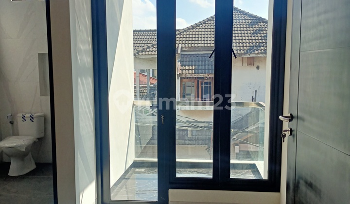 Rumah Hook Baru Gress ,Row Jalan Lebar di Nginden Intan Timur 2