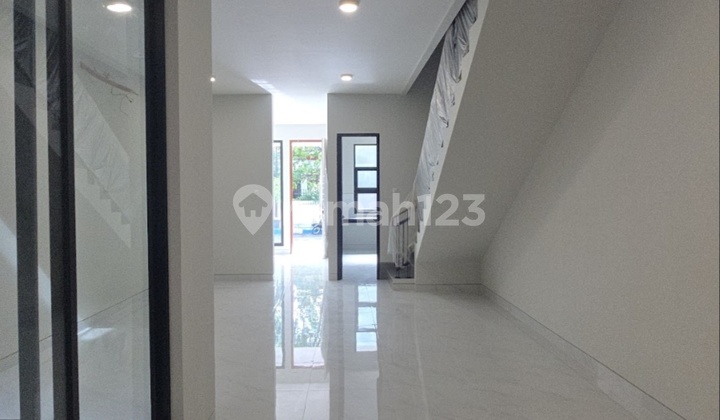 Modern Minimalist House, 2 Units Side by Side, Strategic Location in Baruk Utara, Good House with SHM at Jl. Baruk Utara VIII No.25, Kedung Baruk, Rungkut, Surabaya City, East Java, Indonesia, 60298, Kedung Baruk. 2