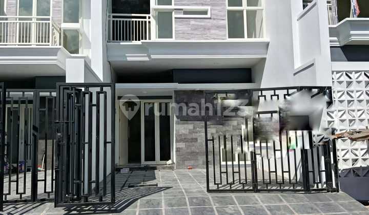 Rumah Baru Lokasi Strategis Dekat Ubaya & Petra di Jemursari