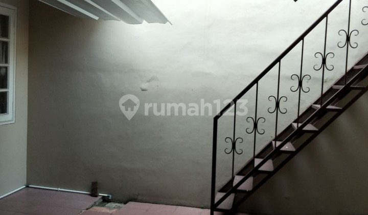 Disewakan Cepat! Rumah Strategis di KP3, AC 3, 5 Kamar, Bebas Banjir! 2