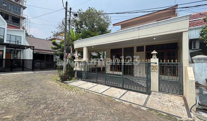 Semi-Furnished Hook House in Jatibening Estate - 4+1 Bedrooms, Move-In Ready