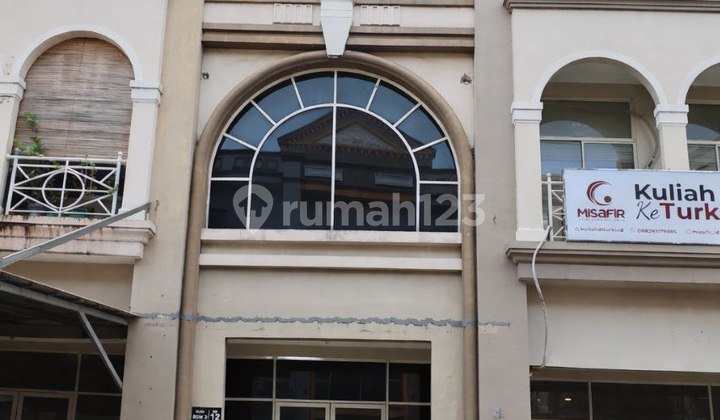 Disewakan Ruko Strategis Grand Galaxy City Dekat Jalan Utama - 2,5 Lantai Siap Usaha!