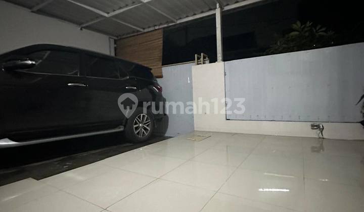 Hunian Eksklusif 1 Lantai di Kemang Pratama - Dapur Full Kitchen Set, Pool Pribadi 2