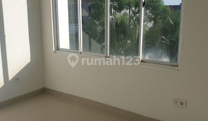 Sewa Rumah 2 Lantai di Cluster Tropical Garden – 3KT, Fasilitas Kolam Renang & Keamanan 24 Jam 2