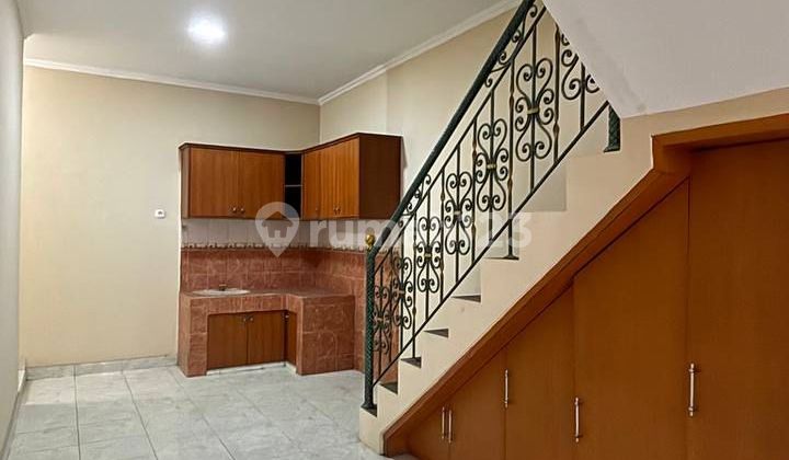Semi-Furnished Hook House in Jatibening Estate - 4+1 Bedrooms, Move-In Ready 2