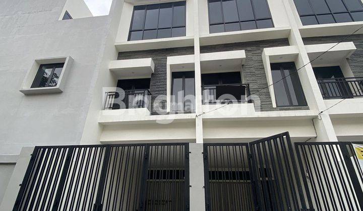 RUMAH CANTIK 3 LANTAI BANGUNAN BARU MODERN MINIMALIS DI KOMPLEKS TAMAN RATU JAKARTA BARAT 1