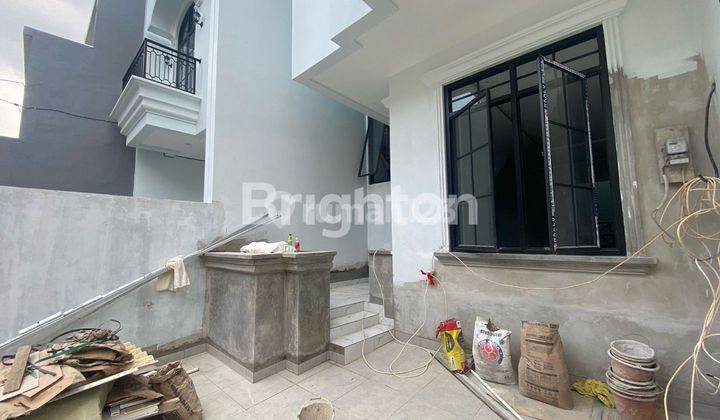 RUMAH MEWAH BARU 3 LANTAI BERGAYA AMERICAN CLASSIC DI DALAM KOMPLEKS TAMAN RATU, DEKAT GREENVILLE DAN TANJUNG DUREN, JAKARTA BARAT 2