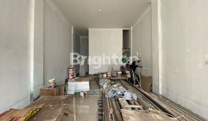 RUMAH BARU 4 LANTAI RAPI SIAP HUNI DI DALAM KOMPLEK JELAMBAR SWADAYA, GROGOL PETAMBURAN, JAKARTA BARAT. LOKASI STRATEGIS DEKAT HALTE TRANSJAKARTA DAN STASIUN KERETA 2