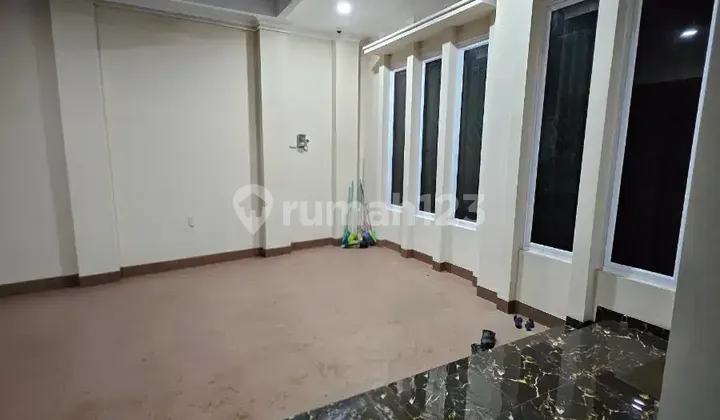 Disewakan Rumah Mewah Luas dan Bersih di Pondok Kelapa Jakarta Timur Disewakan Rumah Mewah Luas dan Bersih di Pondok Kelapa Jakarta Timur