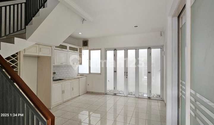 For Rent Spacious and Clean House in a Strategic Location in Tebet, South Jakarta 2