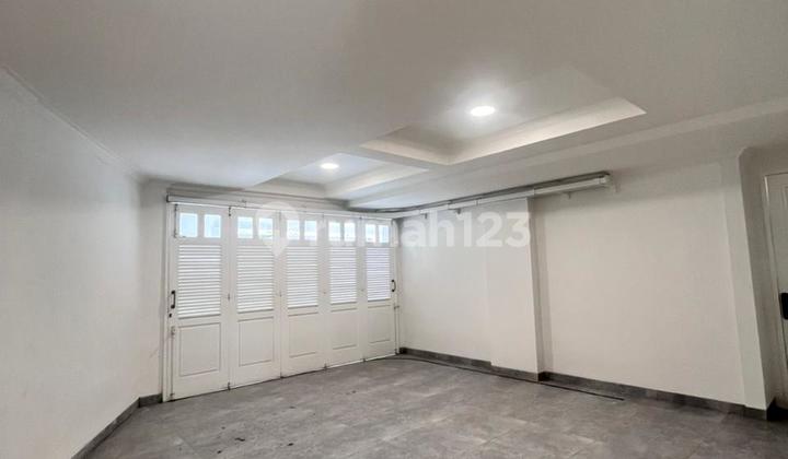 Rumah American Classic 2 Lantai SHM Dekat Akses Tol Siap Huni di Komplek Eramas 2000, Jakarta Timur 2