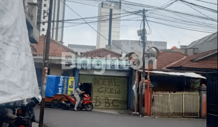 rumah lokasi strategis di kebayoran lama - hitung tanah saja 1