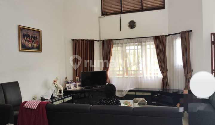 1.5-story hook residence in a quiet housing complex.