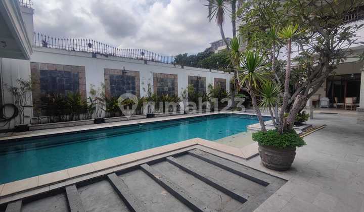 Luxurious 2-story house with a swimming pool in Sukajadi wing. 2