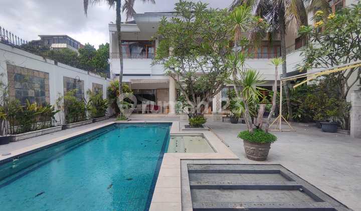 Luxurious 2-story house with a swimming pool in Sukajadi wing.