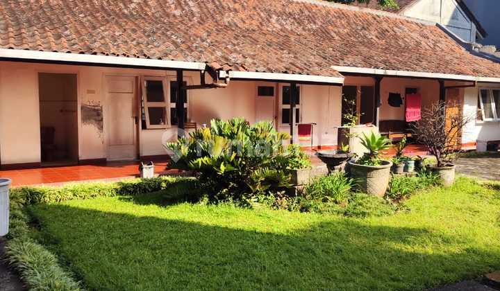 The old house is nice and well-maintained for residence/business in the Pasir Koja area. The old house is nice and well-maintained for residence/business in the Pasir Koja area.