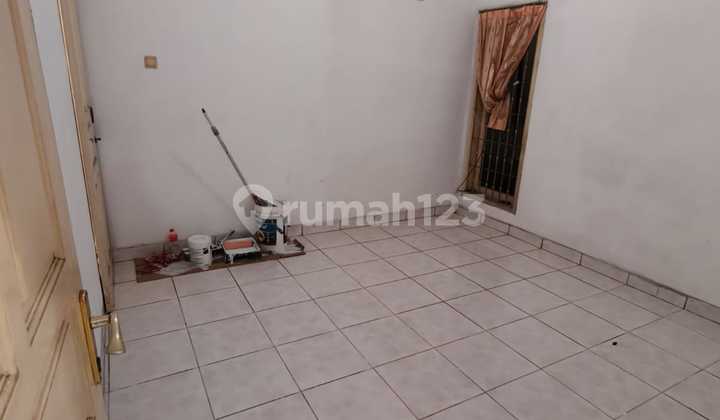 Wide 8 House in Tanjung Duren Selatan, West Jakarta 2