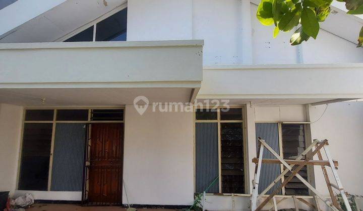 Rumah Bagus Semi Furnished di Manyar Kertoadi, Surabaya Murah 1