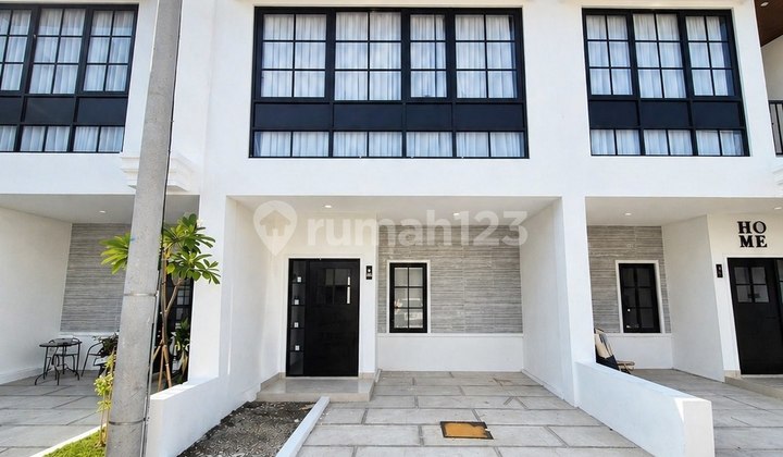 Taman Jivva Kemlaten Merupakan Rumah Modern Ekslusiv dengan Design American Style. Lokasi Strategis Berada di Pusat Kota Surabaya Selatan.