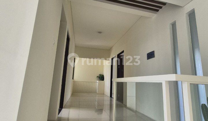 Minimalist house Royal Residence second Road, row fits 3 cars 2