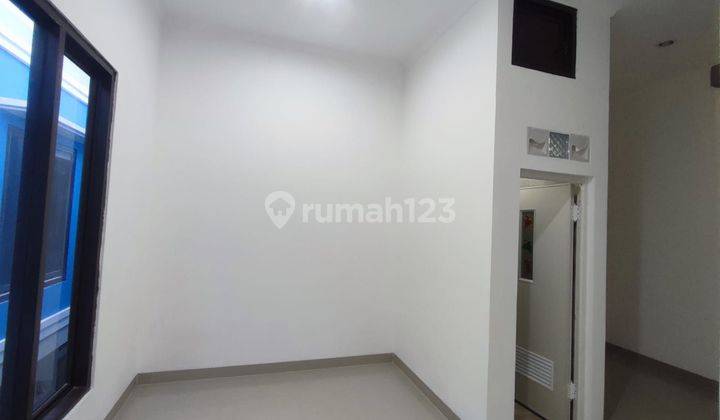 Di  Rumah Rumah 2 Lantai SHM di Cipinang Elok 2