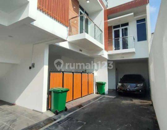 Rumah minimalis modern ditengah kota Jakarta 2