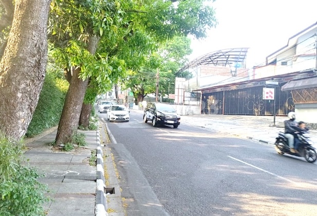 3-Story Shop House on Setiabudi Main Road Bandung 1