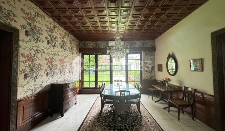 rumah hunian hadap timur ada kolam renang di menteng